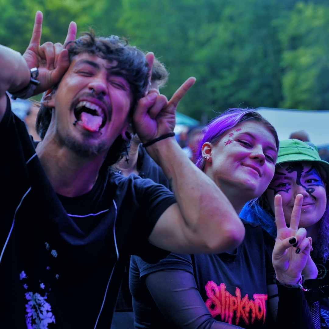 rockXplosion Festival Besucher haben Spaß vor der Bühne.