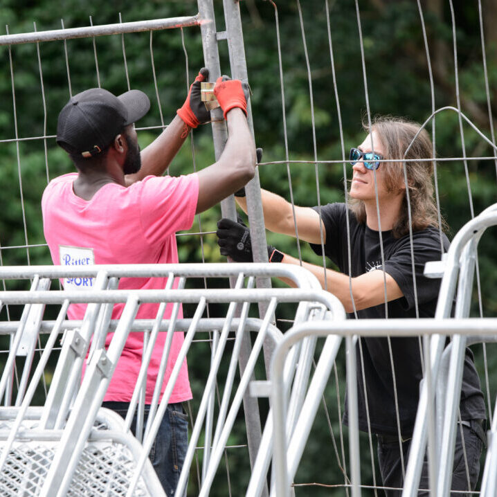 Aufbau des rockXplosion - zwei Helfer