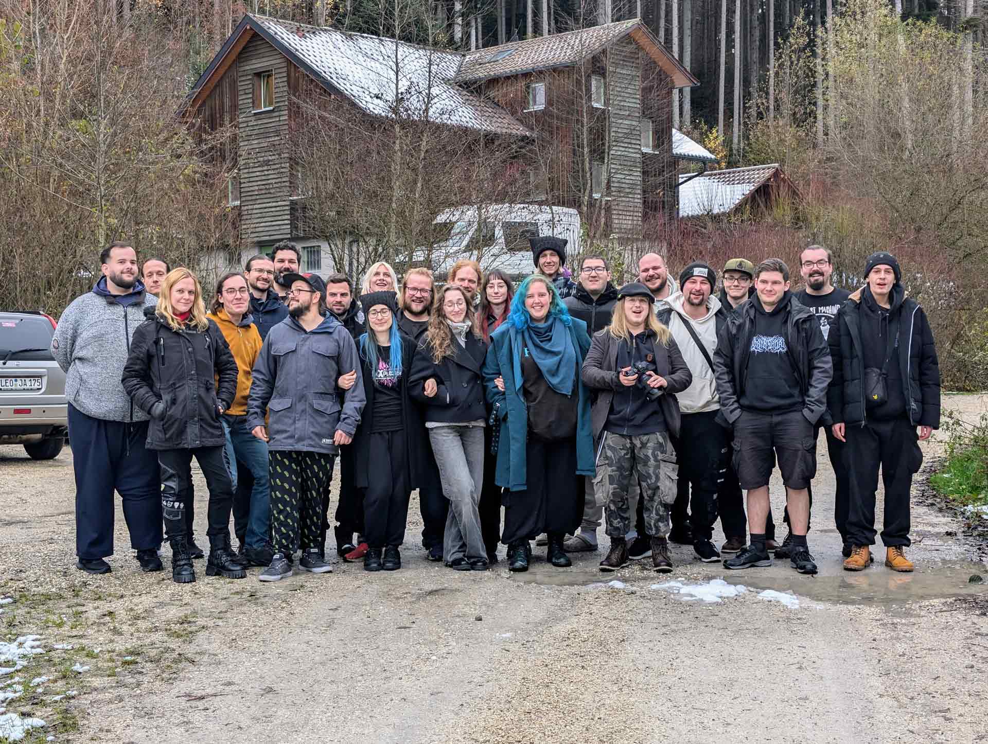 rockXplosion Projektteam 2025 - Bild im Wald vor einem Haus