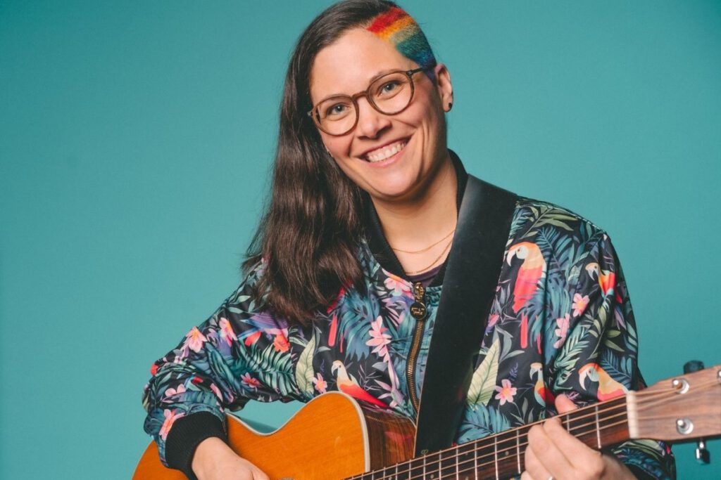 Profilbild mit Gitarre von Nica Neulich